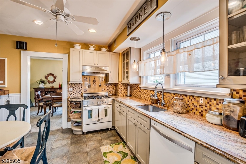 Dunellen Boro, New Jersey 08812, United States, 3 Bedrooms Bedrooms, ,2 BathroomsBathrooms,Residential,Active,241915