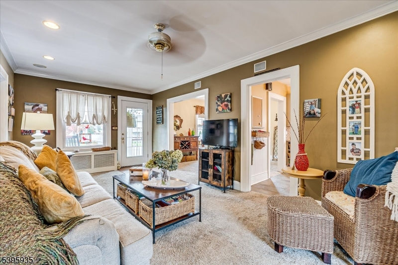 Dunellen Boro, New Jersey 08812, United States, 3 Bedrooms Bedrooms, ,2 BathroomsBathrooms,Residential,Active,241915