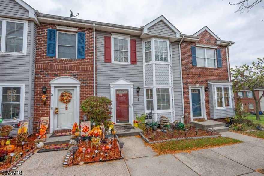 Beautiful Community Hills condo! 3 bdrm 1.5 bath. Very spacious, freshly painted lower level,  some updates thru out. Separate dining area, bay windows, outdoor space. Low low taxes!