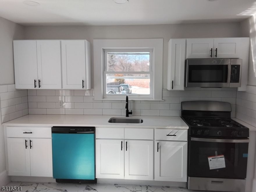 NEWLY UPDATED!!!LOTS OF PARKING!!!COME TO SEE IT BEFORE ITS GONE!!!WORK FROM HOME!!!