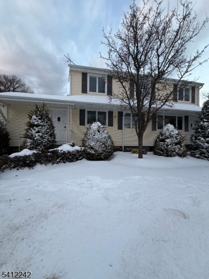 Beautiful two-bedroom apartment in mint condition, offering a sun filled living space, spotless kitchen and bathroom. Clean, well-kept, and move-in ready for immediate occupancy.