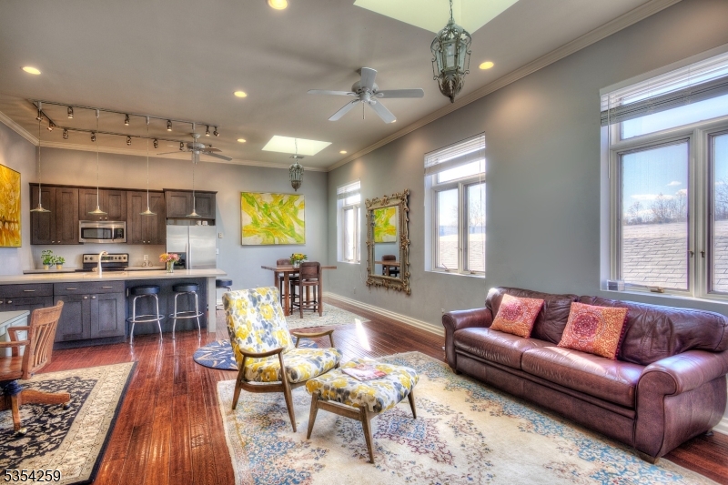 211 Main St 12