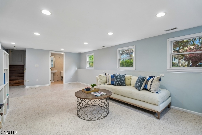 POET'S SECTION - Residential