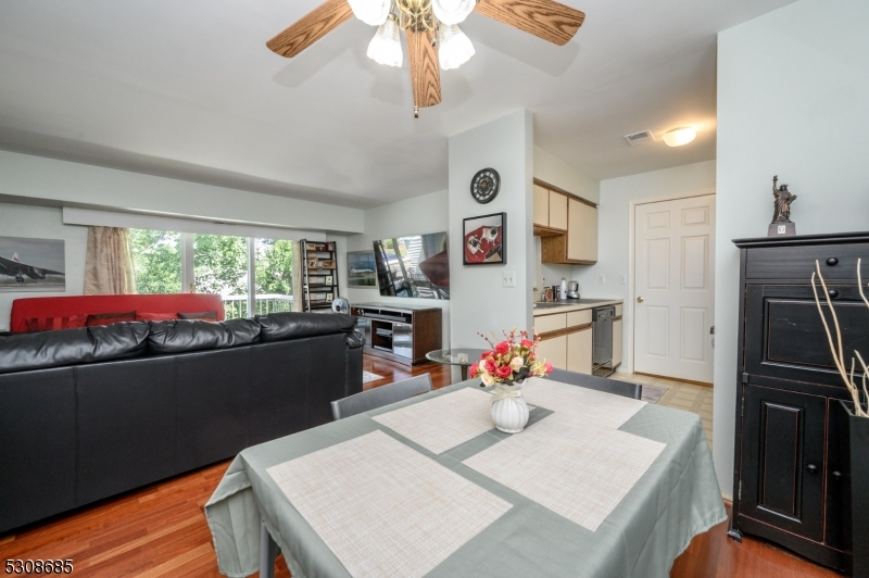 Photo 9 of 25 of 42 Beaconsfield Pl condo