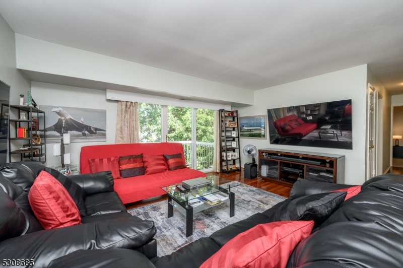 Photo 5 of 25 of 42 Beaconsfield Pl condo