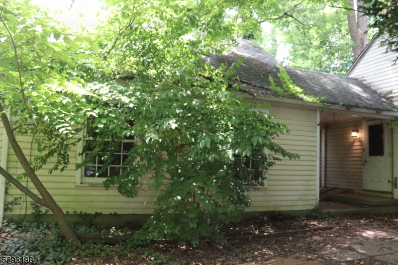 Photo 4 of 39 of 660 Lake Dr house