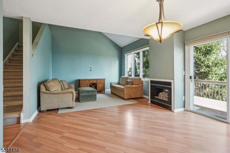 28 Deer Hill Ct