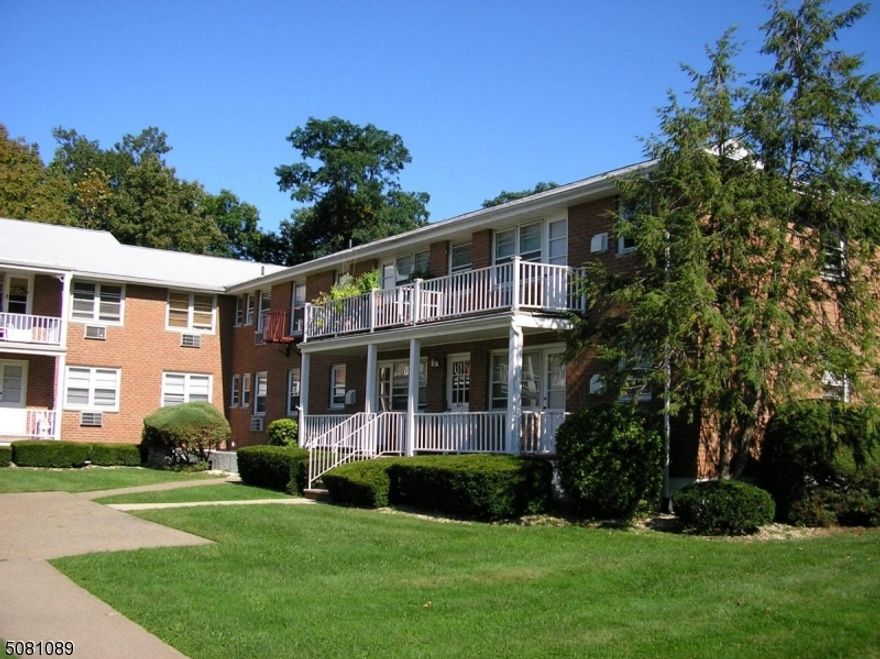 Large one bedroom close to town.  Private deck, plenty of parking.
