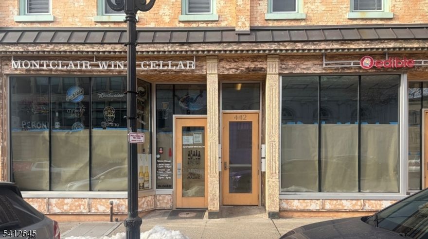COMMERCIAL USE SPACE. APPROX 500 SQ FT. LOTS OF FOOT TRAFFIC. IN HEART OF MONTCLAIR BUSINESS DISTRICT. NEAR THEATERS AND PARKING GARAGES. GREAT SPACE FOR A POTENTIAL RESTAURANT, BAKERY, NAIL SALON, BUSINESS OFFICE OR OTHER RETAIL STORE.