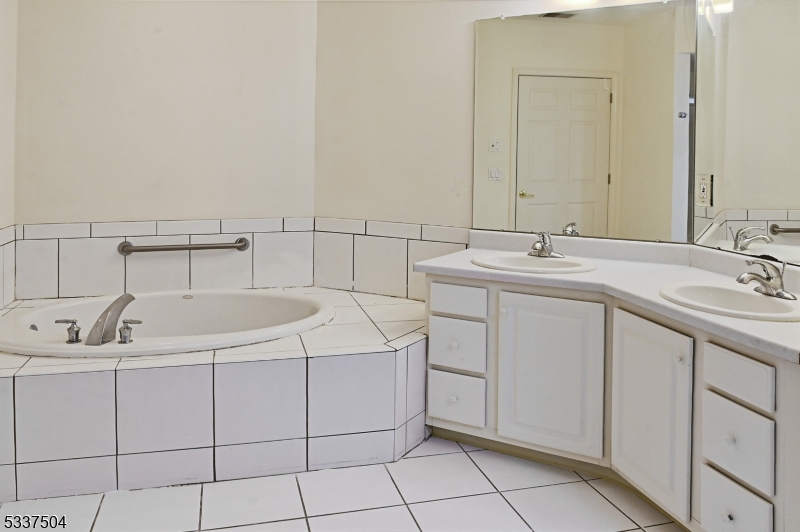 Rockaway Twp., New Jersey 07866, United States, 2 Bedrooms Bedrooms, ,2 BathroomsBathrooms,Residential,Active,3888