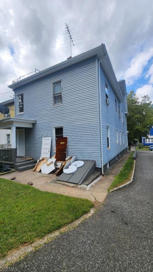 Main image without alt text