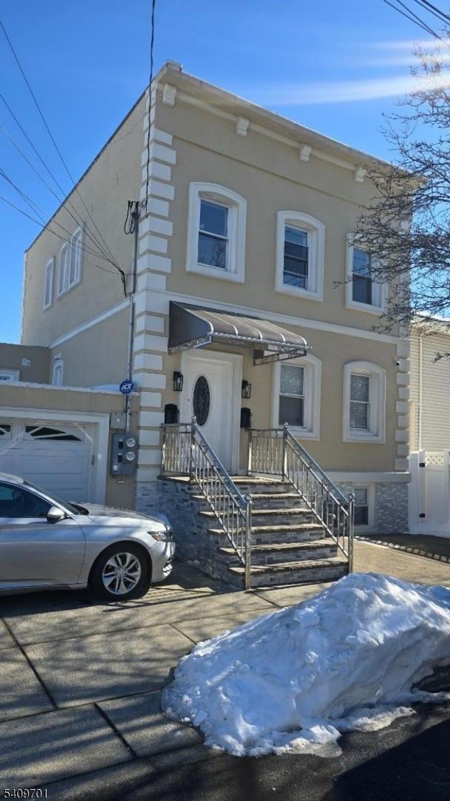 Cozy beautiful 2 bedroom living room and eat in kitchen.  close to public transportation.