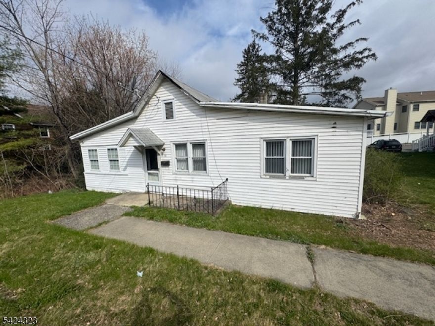 Cozy 2-bedroom home/ Perfect for first-time buyers or investors! Easy access to shopping, dining, and highways