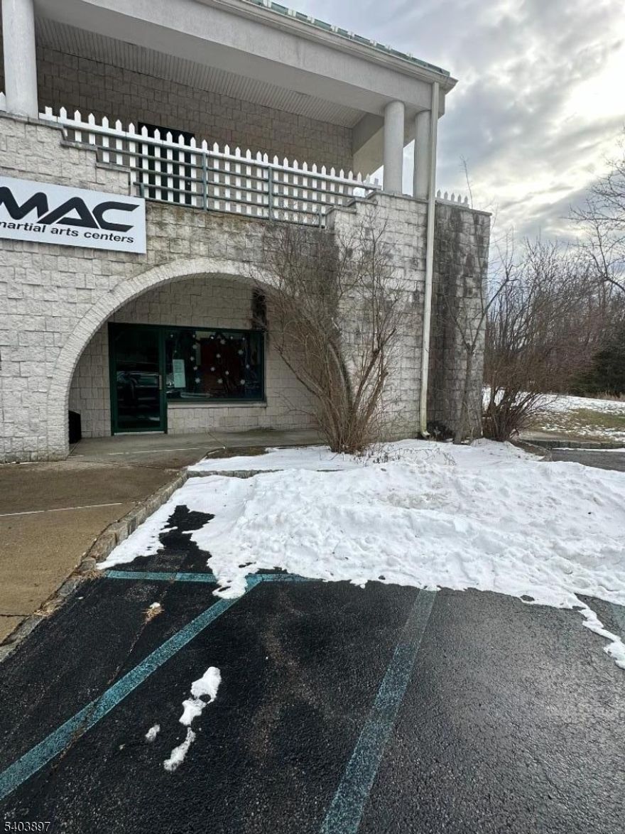 Commercial space for rent! 2,000 sq ft of space! Great location, end unit with shared parking lot. Bathroom, office, storage room and large space for all your needs. Conveniently located in a shopping plaza minutes from town center.