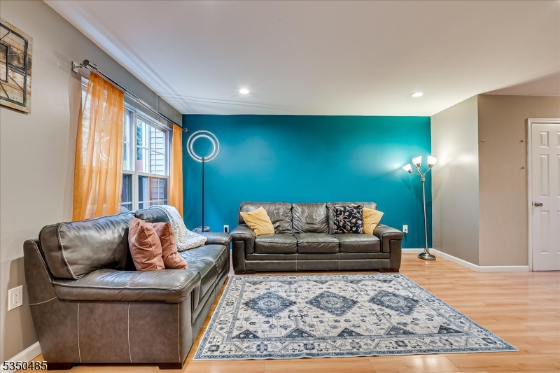 Piscataway Twp., New Jersey 08854, United States, 2 Bedrooms Bedrooms, ,3 BathroomsBathrooms,Residential,Pending,110526