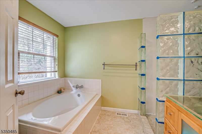 Piscataway Twp., New Jersey 08854, United States, 2 Bedrooms Bedrooms, ,3 BathroomsBathrooms,Residential,Pending,110526