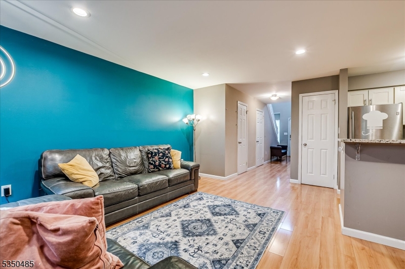 Piscataway Twp., New Jersey 08854, United States, 2 Bedrooms Bedrooms, ,3 BathroomsBathrooms,Residential,Pending,110526