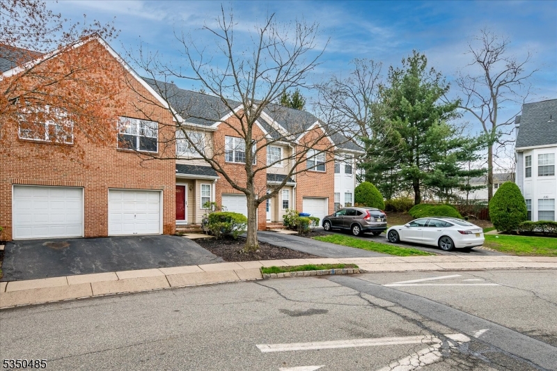 Piscataway Twp., New Jersey 08854, United States, 2 Bedrooms Bedrooms, ,3 BathroomsBathrooms,Residential,Pending,110526