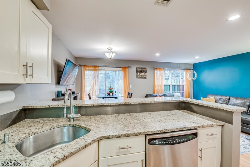 Piscataway Twp., New Jersey 08854, United States, 2 Bedrooms Bedrooms, ,3 BathroomsBathrooms,Residential,Pending,110526