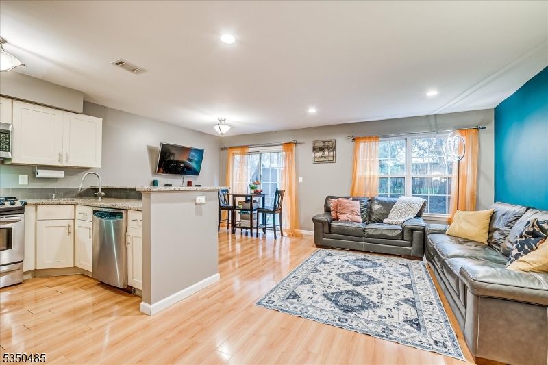 Piscataway Twp., New Jersey 08854, United States, 2 Bedrooms Bedrooms, ,3 BathroomsBathrooms,Residential,Pending,110526