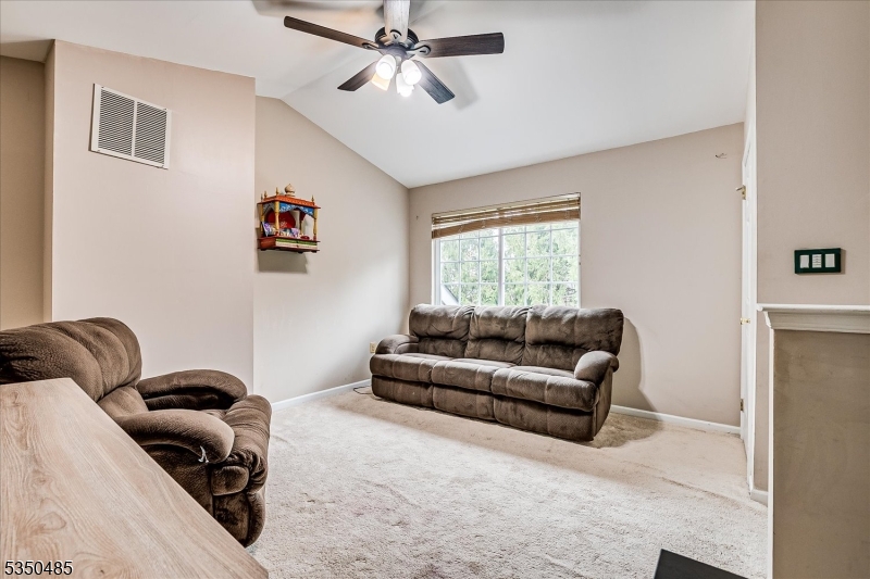 Piscataway Twp., New Jersey 08854, United States, 2 Bedrooms Bedrooms, ,3 BathroomsBathrooms,Residential,Pending,110526