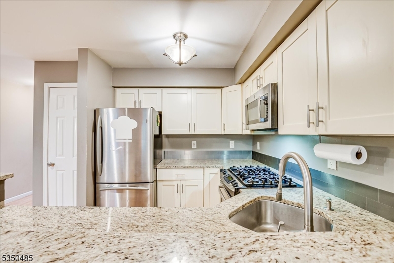 Piscataway Twp., New Jersey 08854, United States, 2 Bedrooms Bedrooms, ,3 BathroomsBathrooms,Residential,Pending,110526