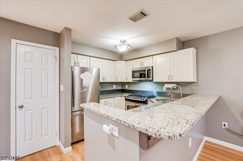 Piscataway Twp., New Jersey 08854, United States, 2 Bedrooms Bedrooms, ,3 BathroomsBathrooms,Residential,Pending,110526