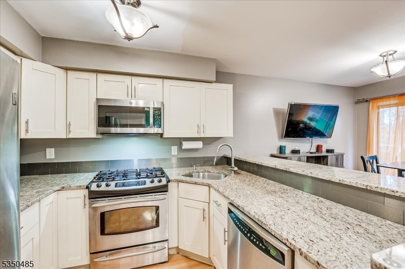 Piscataway Twp., New Jersey 08854, United States, 2 Bedrooms Bedrooms, ,3 BathroomsBathrooms,Residential,Pending,110526