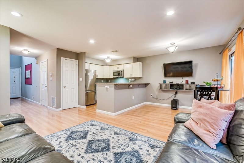 Piscataway Twp., New Jersey 08854, United States, 2 Bedrooms Bedrooms, ,3 BathroomsBathrooms,Residential,Pending,110526