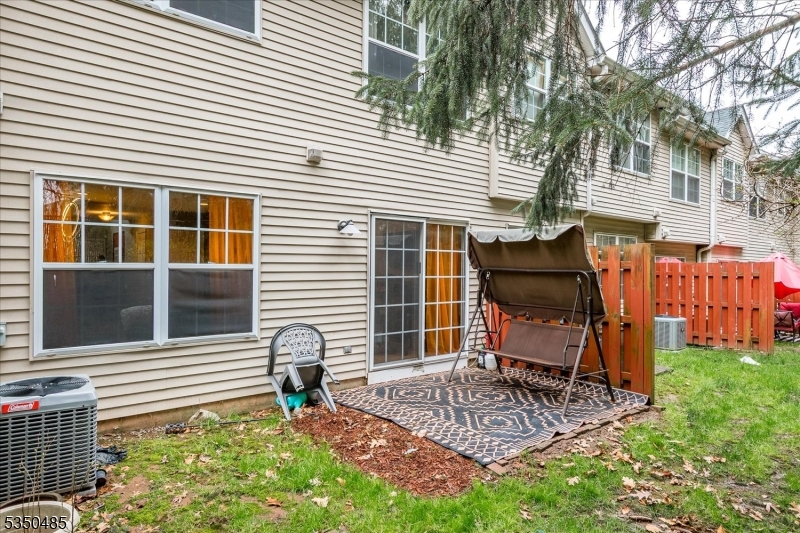 Piscataway Twp., New Jersey 08854, United States, 2 Bedrooms Bedrooms, ,3 BathroomsBathrooms,Residential,Pending,110526