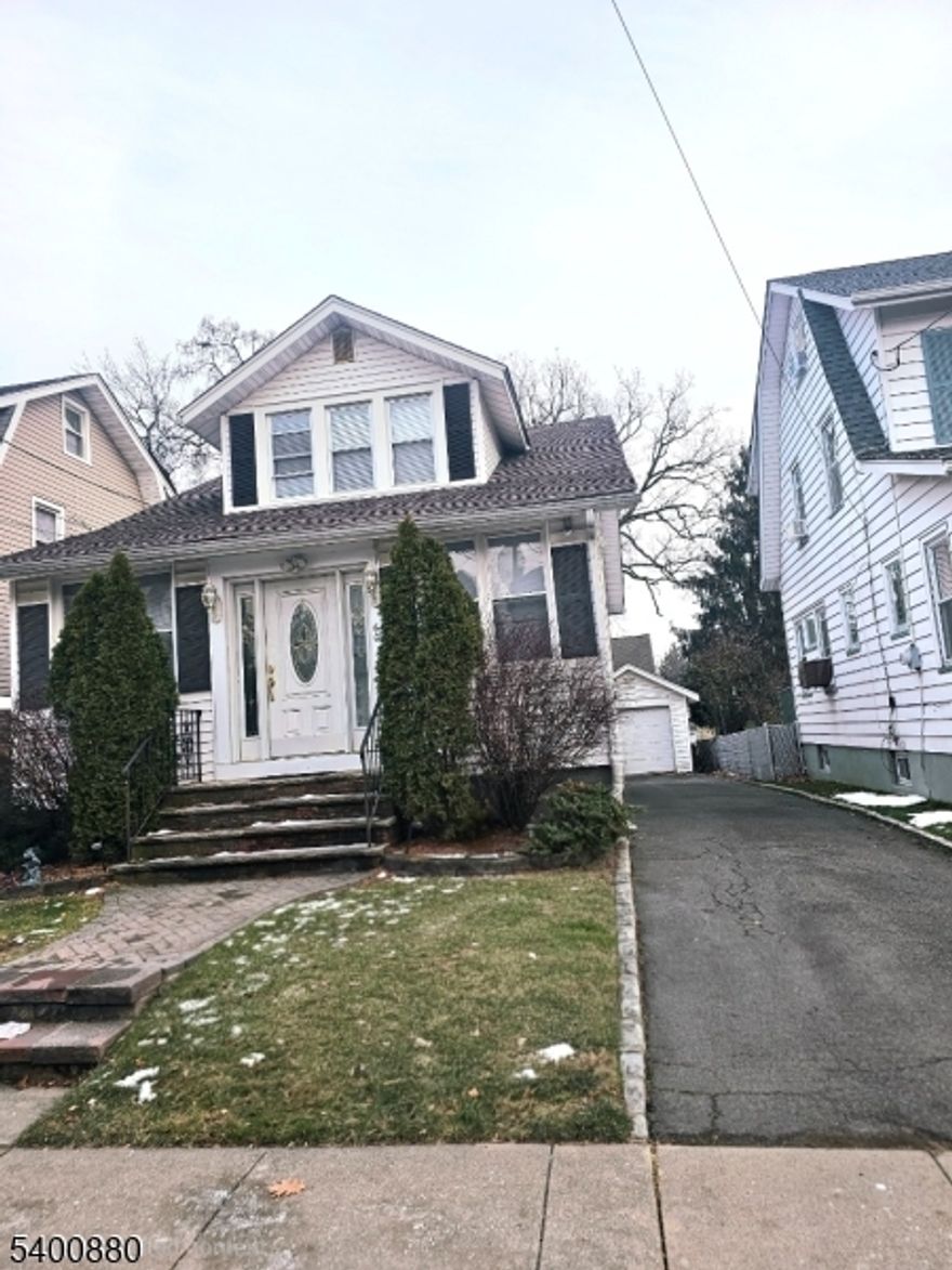 Lovely spacious 2 bdrm 2 bath home! Freshly painted, New flooring,  new 2nd bath, formal dining area. Great location,  close to shopping,  dining,  public transportation.