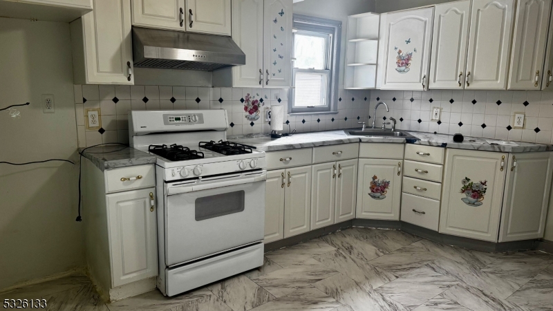 Paterson City, New Jersey 07502, United States, 6 Bedrooms Bedrooms, ,4 BathroomsBathrooms,Residential,Pending,30802