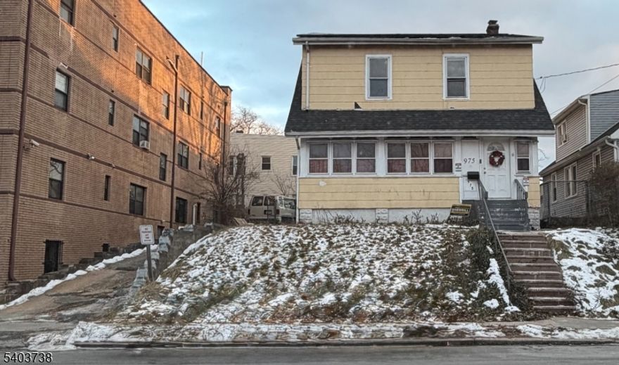 WOAW! spectacular, spacious, home in mint condition. features a large living room, formal dining, spectacular eik, 4 huge bedrooms, 1 and half impressive baths, a kitchen to die for and a park like yard. hurry, will not last!