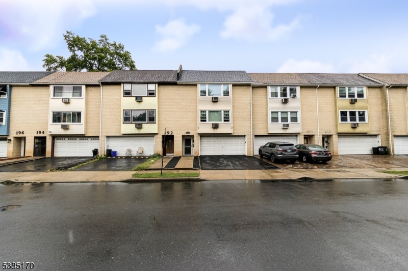 East Orange City, New Jersey 07017, United States, 2 Bedrooms Bedrooms, ,2 BathroomsBathrooms,Residential,Active,211319