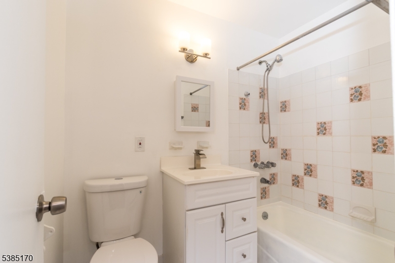 East Orange City, New Jersey 07017, United States, 2 Bedrooms Bedrooms, ,2 BathroomsBathrooms,Residential,Active,211319