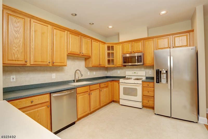 Mazdabrook Commons - Residential Lease