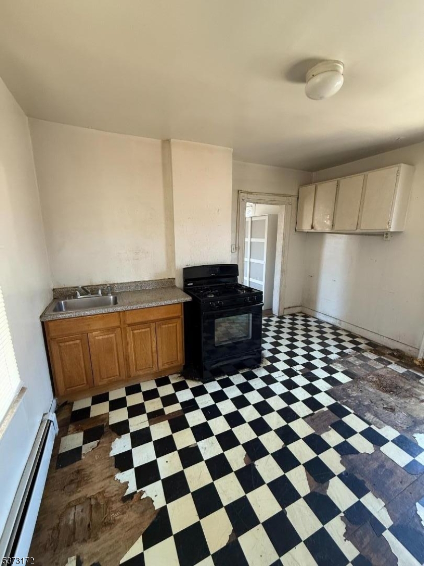 City Of Orange Twp., New Jersey 07050, United States, 2 Bedrooms Bedrooms, ,4 BathroomsBathrooms,Residential,Active,175563