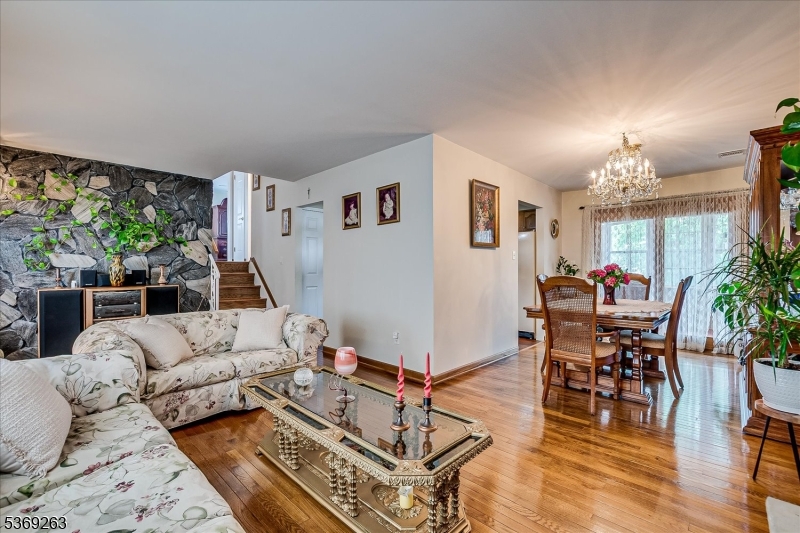 Woodbridge Twp., New Jersey 08863, United States, 4 Bedrooms Bedrooms, ,2 BathroomsBathrooms,Residential,Active,164387