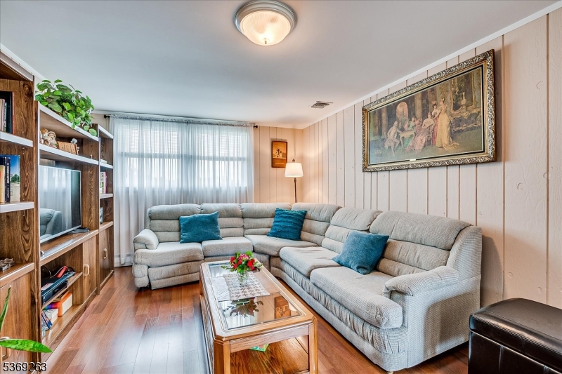 Woodbridge Twp., New Jersey 08863, United States, 4 Bedrooms Bedrooms, ,2 BathroomsBathrooms,Residential,Active,164387