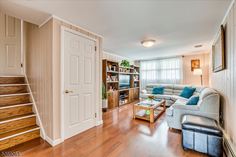 Woodbridge Twp., New Jersey 08863, United States, 4 Bedrooms Bedrooms, ,2 BathroomsBathrooms,Residential,Active,164387