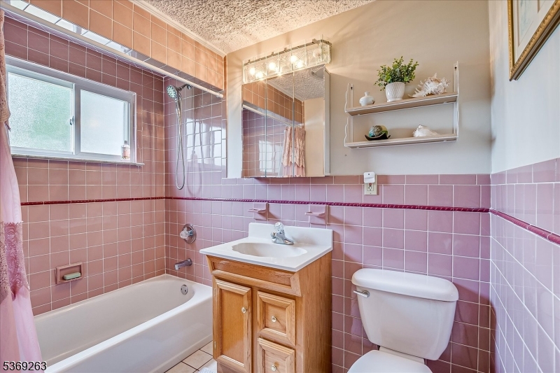 Woodbridge Twp., New Jersey 08863, United States, 4 Bedrooms Bedrooms, ,2 BathroomsBathrooms,Residential,Active,164387