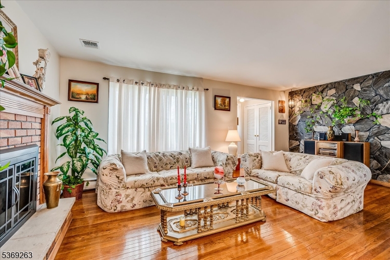 Woodbridge Twp., New Jersey 08863, United States, 4 Bedrooms Bedrooms, ,2 BathroomsBathrooms,Residential,Active,164387