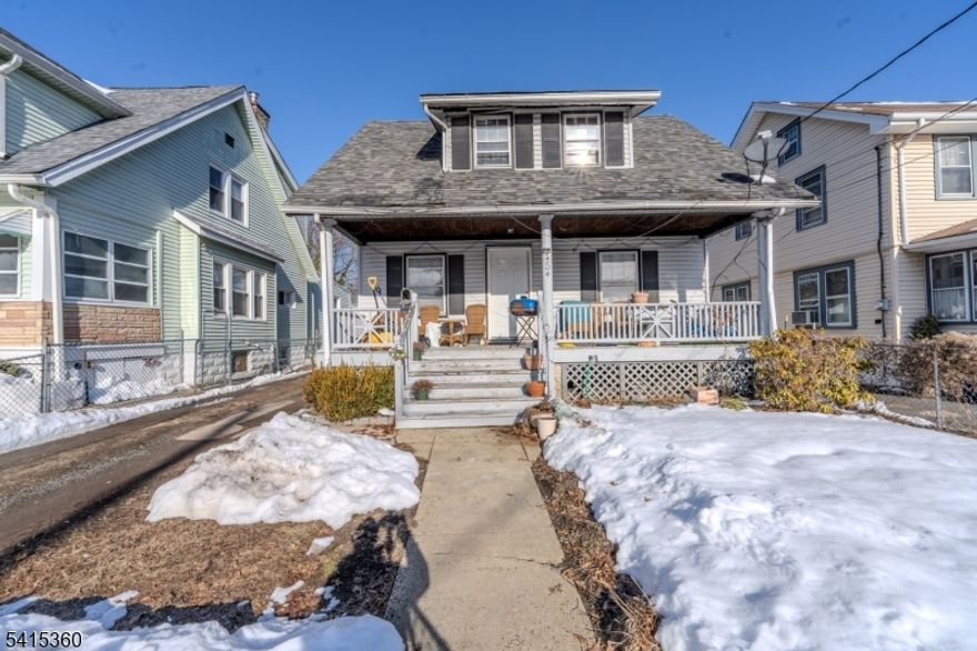 Well-maintained family single property located in Plainfield. Great investment opportunity or owner-occupied property. Conveniently located near public transportation, shopping, schools, and major highways. Property being sold as-is.