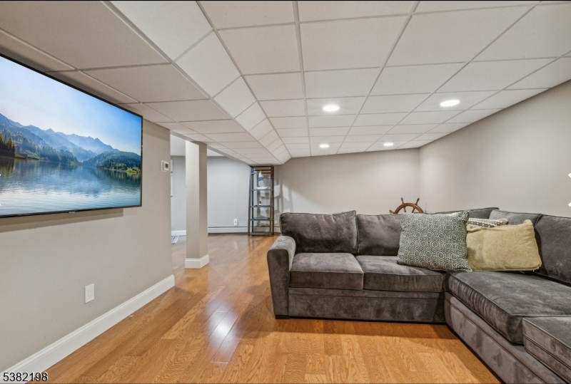 Toms River Township, New Jersey 08753, United States, 3 Bedrooms Bedrooms, ,3 BathroomsBathrooms,Residential,Active,201809