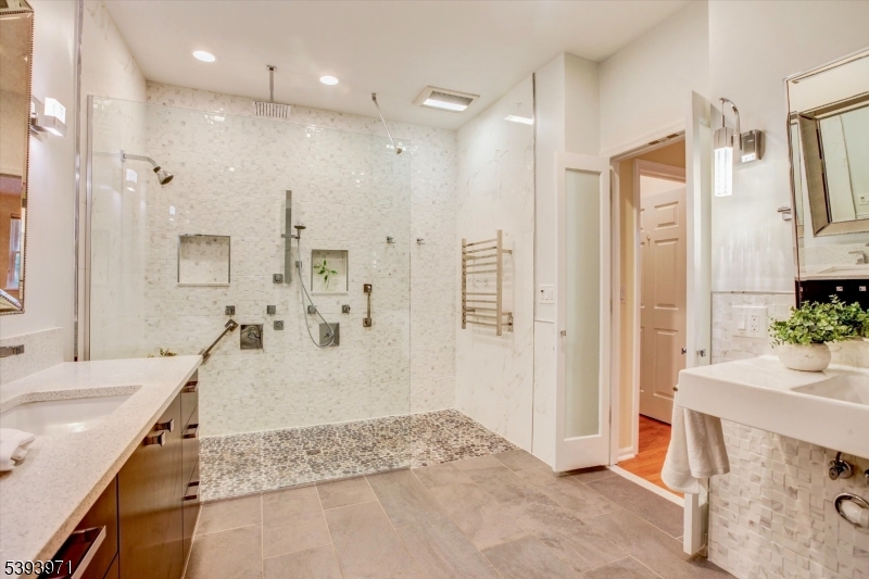 Four Seasons - Residential