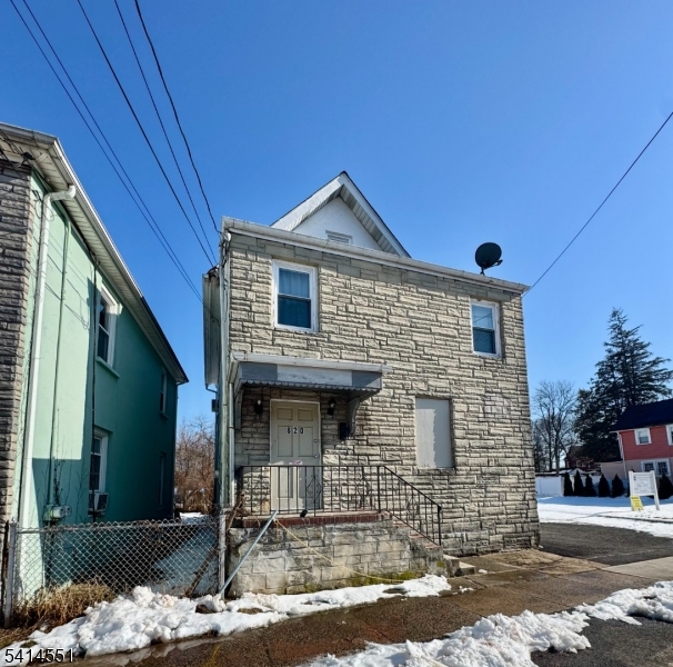 Main image without alt text