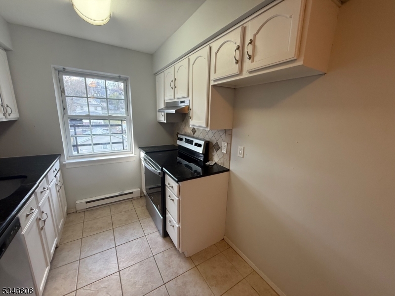 West Orange Twp., New Jersey 07052, United States, 1 Bedroom Bedrooms, ,1 BathroomBathrooms,Residential,Active,97193
