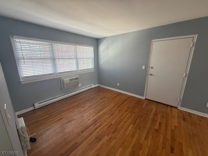 West Orange Twp., New Jersey 07052, United States, 1 Bedroom Bedrooms, ,1 BathroomBathrooms,Residential,Active,97193