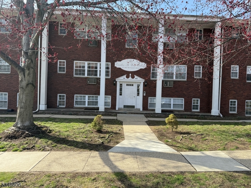 West Orange Twp., New Jersey 07052, United States, 1 Bedroom Bedrooms, ,1 BathroomBathrooms,Residential,Active,97193