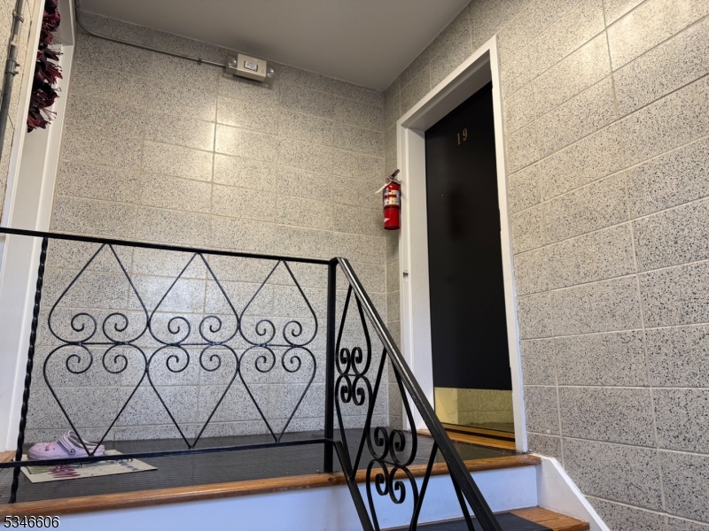 West Orange Twp., New Jersey 07052, United States, 1 Bedroom Bedrooms, ,1 BathroomBathrooms,Residential,Active,97193